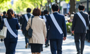 たすきをかけて歩く人